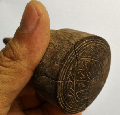 ตราประทับโบราณ ของเจ้านายชั้นสูงในอดีต มีอายุมากกว่า 100ปี เป็นไม้มงคลพิเศษ เป็นงานไม้งานสลักมือลายพุ่มดอกบัว ทรงเจดีย์ น้ำหนักดีกระชับมือ (แกะสลักลอยองค์)