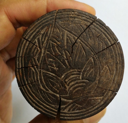 ตราประทับโบราณ ของเจ้านายชั้นสูงในอดีต มีอายุมากกว่า 100ปี เป็นไม้มงคลพิเศษ เป็นงานไม้งานสลักมือลายพุ่มดอกบัว ทรงเจดีย์ น้ำหนักดีกระชับมือ (แกะสลักลอยองค์)