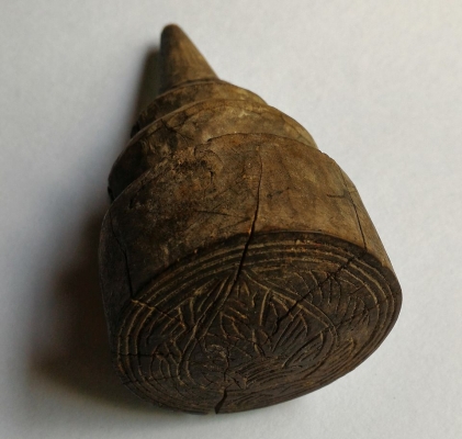 ตราประทับโบราณ ของเจ้านายชั้นสูงในอดีต มีอายุมากกว่า 100ปี เป็นไม้มงคลพิเศษ เป็นงานไม้งานสลักมือลายพุ่มดอกบัว ทรงเจดีย์ น้ำหนักดีกระชับมือ (แกะสลักลอยองค์)