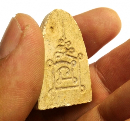 หลวงปู่ทวดวัดช้างให้ เนื้อผงพุทธคุณ หลังยันต์เก่า เป็นของเก่าแท้ เด่นแคล้วคลาดกันภัย