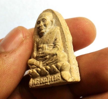 หลวงปู่ทวดวัดช้างให้ เนื้อผงพุทธคุณ หลังยันต์เก่า เป็นของเก่าแท้ เด่นแคล้วคลาดกันภัย