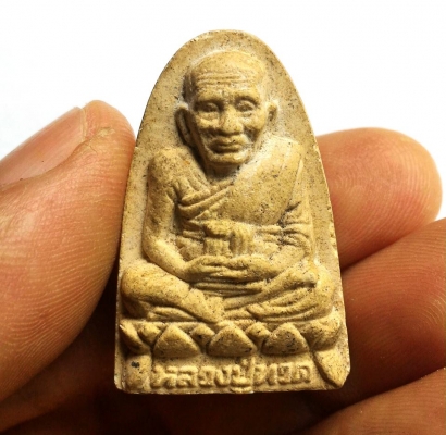 หลวงปู่ทวดวัดช้างให้ เนื้อผงพุทธคุณ หลังยันต์เก่า เป็นของเก่าแท้ เด่นแคล้วคลาดกันภัย