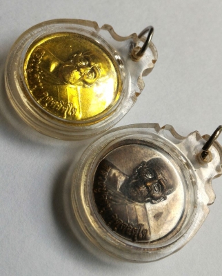 หลวงปู่คำบุ คุตจิตโต วัดกุดชมพู จังหวัดอุบลราชธานี เหรียญฉลองกฐินปี 54 ปล่อยยกคู่สวยๆ จ้า