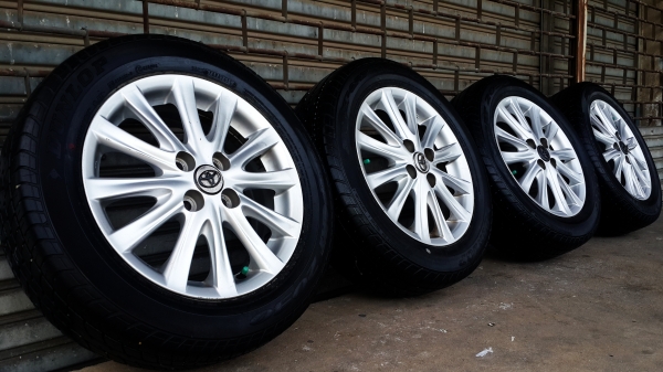 ล้อ Toyota ขอบ 15 4รู100 พร้อมยาง สภาพสวยๆ