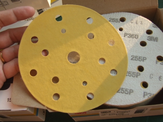 กระดาษทรายกลมขัดแห้งขนาด 6 นิ้ว 15 รู หลังกำมะหยี่ เบอร์ 360 ของ 3M จำนวน 100แผ่น / กล่อง
