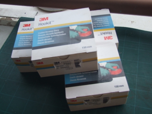 กระดาษทรายกลมขัดแห้งขนาด 6 นิ้ว 15 รู หลังกำมะหยี่ เบอร์ 280 ของ 3M จำนวน 100แผ่น / กล่อง
