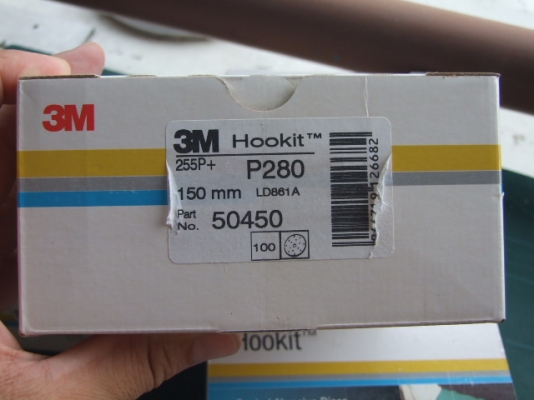 กระดาษทรายกลมขัดแห้งขนาด 6 นิ้ว 15 รู หลังกำมะหยี่ เบอร์ 280 ของ 3M จำนวน 100แผ่น / กล่อง