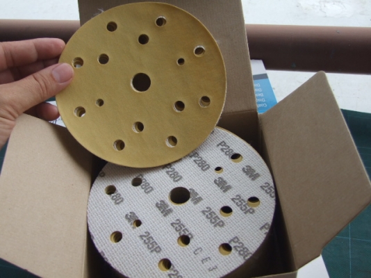 กระดาษทรายกลมขัดแห้งขนาด 6 นิ้ว 15 รู หลังกำมะหยี่ เบอร์ 280 ของ 3M จำนวน 100แผ่น / กล่อง