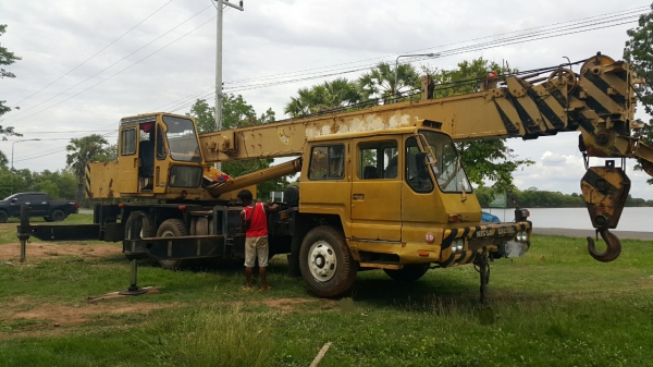 ขายรถเครน 10 ล้อ ยี้ห้อทาดาโน้ 20 ตัน M 1 พร้อมใช้ ราคาย้อมๆ สนใจรีบโทรจองด่วน