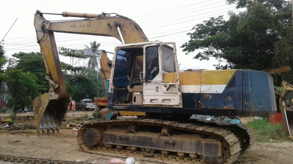 ขายรถแบคโฮ KOMATSU PC200-5 ระบบไฟเต็ม คอลโทรลสั้น เอกสารอินวอย ราคา 650000