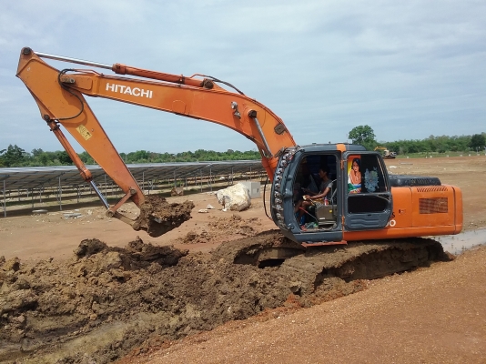 ขาย 1,150,000Hitachi  ZX200-1 ทำงาน  30,000 ชม. เครื่องดี ไฟฟ้าครบ เอกสารอินวอยท์ 090-772-3710 090-772-3708