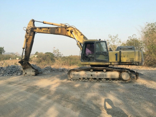 ขาย 2,6000,000 (รวมเหมา 2 คัน)KOMATSU pc 300-6เล่มทะเบียน 17,000 ชม.ขายเหมา 2 คัน รถดีใช้งานได้ 090-772-3710 090-772-3708