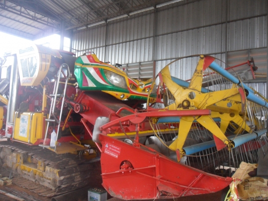 ขายรถเกี่ยวจ้าวช้าง ปี 53 สวยๆ พร้อมใช้งาน  ราคาต่อรองได้ ติดต่อช่างหมึก 087-5262494 และ 094-7452226