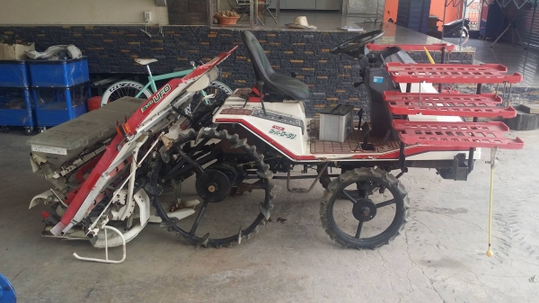 รถดำนานั่งขับ YANMAR รุ่น RR55 เก่าญี่ปุ่น  ดำนา 5 แถว มีกล่องหยอดปุ๋ยด้านท้าย สภาพสวย เครื่องยนต์ติดง่าย