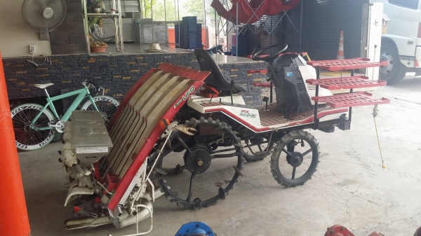 รถดำนานั่งขับ YANMAR รุ่น RR55 เก่าญี่ปุ่น  ดำนา 5 แถว มีกล่องหยอดปุ๋ยด้านท้าย สภาพสวย เครื่องยนต์ติดง่าย