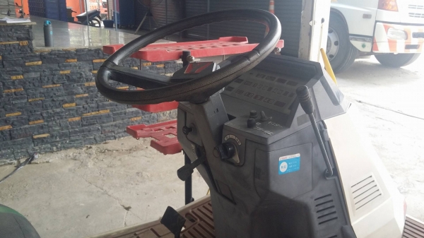 รถดำนานั่งขับ YANMAR รุ่น RR55 เก่าญี่ปุ่น  ดำนา 5 แถว มีกล่องหยอดปุ๋ยด้านท้าย สภาพสวย เครื่องยนต์ติดง่าย