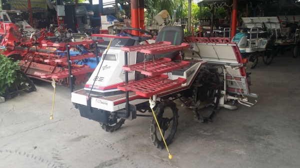 รถดำนานั่งขับ YANMAR รุ่น RR55 เก่าญี่ปุ่น  ดำนา 5 แถว มีกล่องหยอดปุ๋ยด้านท้าย สภาพสวย เครื่องยนต์ติดง่าย