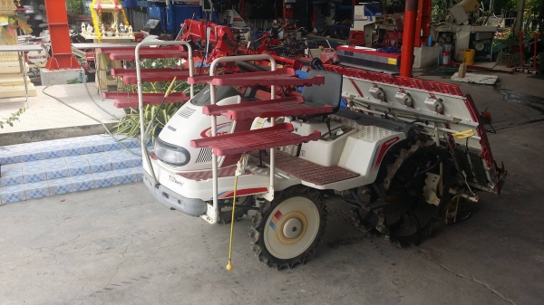 รถดำนานั่งขับ YANMAR รุ่น RR5 เก่าญี่ปุ่น  ดำนา 5 แถว สภาพสวย เครื่องยนต์ติดง่าย สภาพสวยพร้อมใช้งาน ไม่เคยใช้งานในไทย