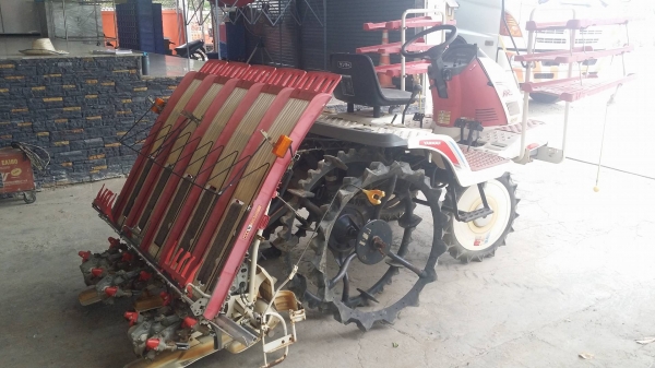 รถดำนานั่งขับ YANMAR รุ่น RR5 เก่าญี่ปุ่น  ดำนา 5 แถว สภาพสวย เครื่องยนต์ติดง่าย สภาพสวยพร้อมใช้งาน ไม่เคยใช้งานในไทย