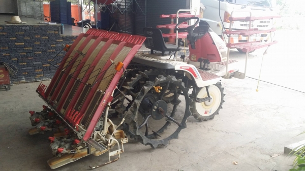 รถดำนานั่งขับ YANMAR รุ่น RR5 เก่าญี่ปุ่น  ดำนา 5 แถว สภาพสวย เครื่องยนต์ติดง่าย สภาพสวยพร้อมใช้งาน ไม่เคยใช้งานในไทย