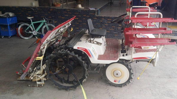 รถดำนานั่งขับ YANMAR รุ่น RR5 เก่าญี่ปุ่น  ดำนา 5 แถว สภาพสวย เครื่องยนต์ติดง่าย สภาพสวยพร้อมใช้งาน ไม่เคยใช้งานในไทย