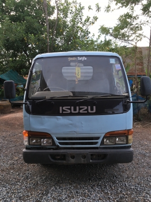 ISUZU NKR  4 ล้อ รถห้างแท้ เครื่อง 88 แรง สภาพพร้อมใช้  โทร 0892121146