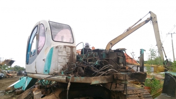 แยกแล้วคับชิ้นส่วนรถแมคโค SK-200-5ใครต้องการหัวเก๋ง แพคอลโทล ออยหม้อนํ้า เครื่อง สนใจรีบนะคับ