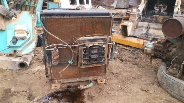 แยกแล้วคับชิ้นส่วนรถแมคโค SK-200-5ใครต้องการหัวเก๋ง แพคอลโทล ออยหม้อนํ้า เครื่อง สนใจรีบนะคับ