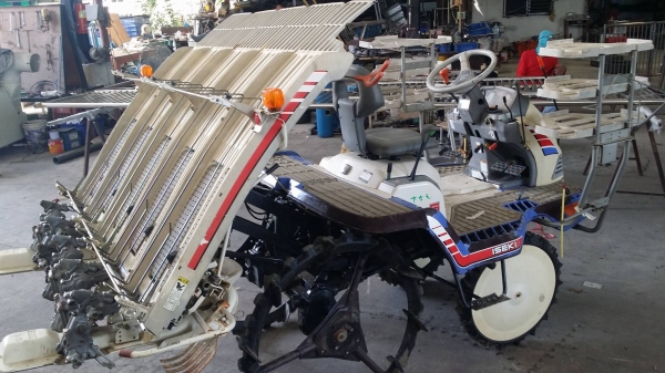 รถดำนานั่งขับ ISEKI  รุ่น PG5 เก่าญี่ปุ่น  ดำนา 5 แถว สภาพสวย เครื่องยนต์ติดง่าย สภาพสวยพร้อมใช้งาน