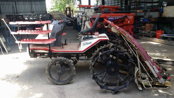 รถดำนานั่งขับ YANMAR รุ่น RR60 เก่าญี่ปุ่น  ดำนา 6 แถว  สภาพสวย เครื่องยนต์ติดง่าย สภาพสวยพร้อมใช้งาน