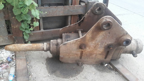 ขายตามสภาพ ราคาถูกครับ หัวเจาะ หัวกระแทก เบรคเกอร์ สำหรับรถขุดแบคโฮ ขนาดใหญ่ PC 200