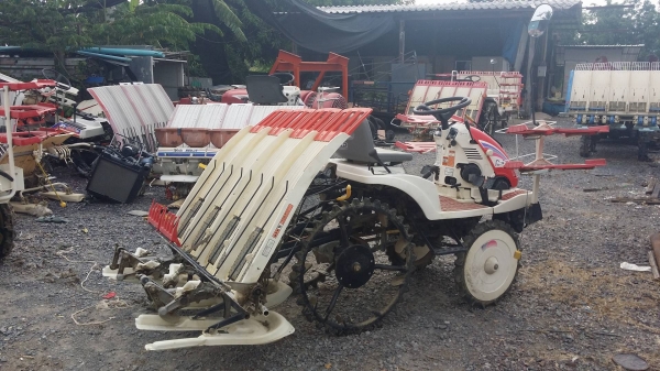 รถดำนานั่งขับ YANMAR รุ่น Pe-4 เก่าญี่ปุ่น  ดำนา 4 แถว สภาพสวย เครื่องยนต์ติดง่าย สภาพสวยพร้อมใช้งาน