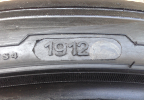 ยาง Syron 225 35 19 ปี12 ดอกเยอะ ไม่มีปะ ราคาไม่แพง