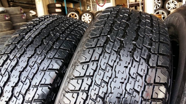 ขายยาง bridgestone dueler h/t 840 255/65r17 ยางปี15 สนใจติดต่อ ตาเล็ก ล้อและยางครับ 081-3747940