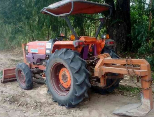 KUBOTA L4508 Di 2 เพลา รถบอดี้สวยเดิม ใช้งาน 1,940 ชม. เครื่องยนต์แรงดีสุดๆครับแห้งดีไม่มีแตกเยิ้ม อุปกรณ์มี ใบดันหน้า, ผานพรวน 6 สภาพดีพร้อมใช้งานได้เลย ระบบเกียร์เดินหน้าถอยหลังปกติดี หางยกขึ้นลงปกติดีไม่มีปัญหาครับ ช่วงล่างยางสภาพดีประมาณ 60\% พร้อมใช้ง