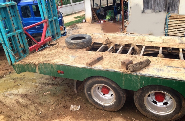 ISUZU JCM 175 HP 6BG1 สิบล้อเพลาเดียว เทรลเลอร์ท้ายลาดมีหางพับไฮดรอลิกส์ขึ้นรถเกี่ยวข้าวกับรถแบ็คโฮร PC 120 ได้เลยครับ เครื่องยนต์แน่นแรงดีไม่มีเยิ้ม หัวเก๋งร็อกกี้สวยๆลงเล่มครบ ภายในเก๋งคอนโซลสวยครบ พวงมาลัยเพาเวอร์ ระบบเบรคทริ๊ปฟี้ครบ ช่วงล่างคัชซีไม่แต