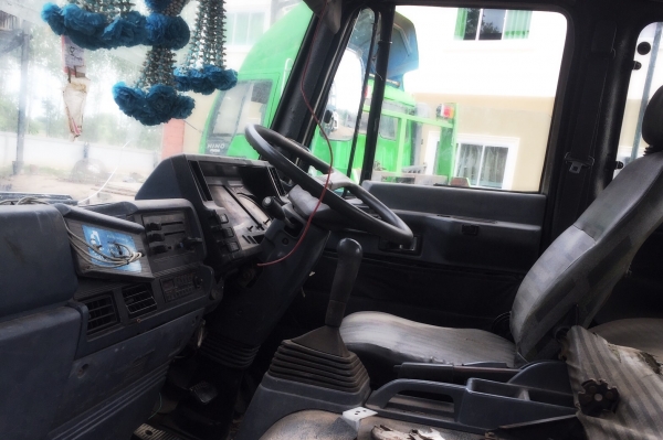 ISUZU JCM 175 HP 6BG1 สิบล้อเพลาเดียว เทรลเลอร์ท้ายลาดมีหางพับไฮดรอลิกส์ขึ้นรถเกี่ยวข้าวกับรถแบ็คโฮร PC 120 ได้เลยครับ เครื่องยนต์แน่นแรงดีไม่มีเยิ้ม หัวเก๋งร็อกกี้สวยๆลงเล่มครบ ภายในเก๋งคอนโซลสวยครบ พวงมาลัยเพาเวอร์ ระบบเบรคทริ๊ปฟี้ครบ ช่วงล่างคัชซีไม่แต