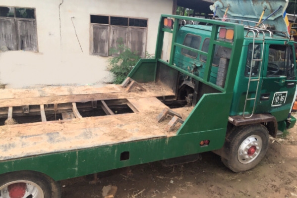 ISUZU JCM 175 HP 6BG1 สิบล้อเพลาเดียว เทรลเลอร์ท้ายลาดมีหางพับไฮดรอลิกส์ขึ้นรถเกี่ยวข้าวกับรถแบ็คโฮร PC 120 ได้เลยครับ เครื่องยนต์แน่นแรงดีไม่มีเยิ้ม หัวเก๋งร็อกกี้สวยๆลงเล่มครบ ภายในเก๋งคอนโซลสวยครบ พวงมาลัยเพาเวอร์ ระบบเบรคทริ๊ปฟี้ครบ ช่วงล่างคัชซีไม่แต