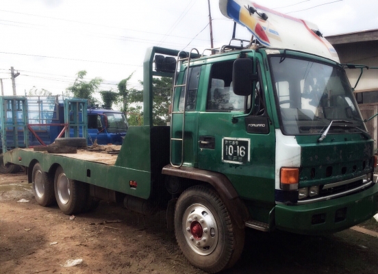 ISUZU JCM 175 HP 6BG1 สิบล้อเพลาเดียว เทรลเลอร์ท้ายลาดมีหางพับไฮดรอลิกส์ขึ้นรถเกี่ยวข้าวกับรถแบ็คโฮร PC 120 ได้เลยครับ เครื่องยนต์แน่นแรงดีไม่มีเยิ้ม หัวเก๋งร็อกกี้สวยๆลงเล่มครบ ภายในเก๋งคอนโซลสวยครบ พวงมาลัยเพาเวอร์ ระบบเบรคทริ๊ปฟี้ครบ ช่วงล่างคัชซีไม่แต