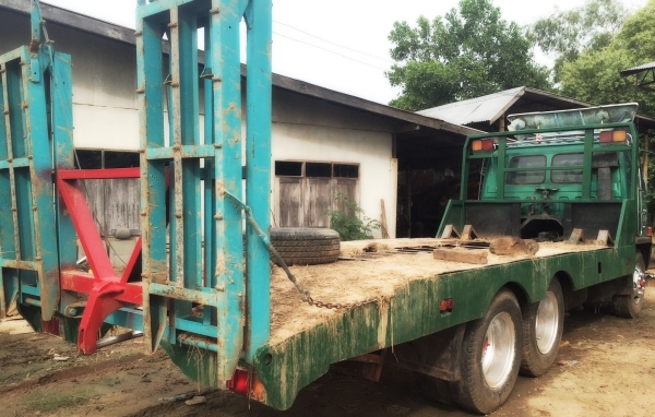 ISUZU JCM 175 HP 6BG1 สิบล้อเพลาเดียว เทรลเลอร์ท้ายลาดมีหางพับไฮดรอลิกส์ขึ้นรถเกี่ยวข้าวกับรถแบ็คโฮร PC 120 ได้เลยครับ เครื่องยนต์แน่นแรงดีไม่มีเยิ้ม หัวเก๋งร็อกกี้สวยๆลงเล่มครบ ภายในเก๋งคอนโซลสวยครบ พวงมาลัยเพาเวอร์ ระบบเบรคทริ๊ปฟี้ครบ ช่วงล่างคัชซีไม่แต