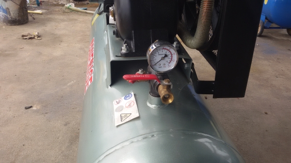 ขายปั๊มลมใหม่ขนาด 200ลิตร 4HP 2หัว ขายปั๊มลมใหม่ขนาด 200ลิตร 4HP 2หัว