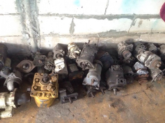 ขายไดร์หลายยี่ห้อครับ มีทั้ง6ล้อ ปิ๊กอัฟ 10ล้อ มาเลือกดูครับ เอามาเทียบดูไม่รู้ว่ายี่ห้อไหนมั้ง ลูกเล็ก 1000 ลูกใหญ่ 1800 ปั๊มไฮโดรลิคมีหลายขนาดลูกล่ะ 1000-1500