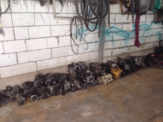 ขายไดร์หลายยี่ห้อครับ มีทั้ง6ล้อ ปิ๊กอัฟ 10ล้อ มาเลือกดูครับ เอามาเทียบดูไม่รู้ว่ายี่ห้อไหนมั้ง ลูกเล็ก 1000 ลูกใหญ่ 1800 ปั๊มไฮโดรลิคมีหลายขนาดลูกล่ะ 1000-1500