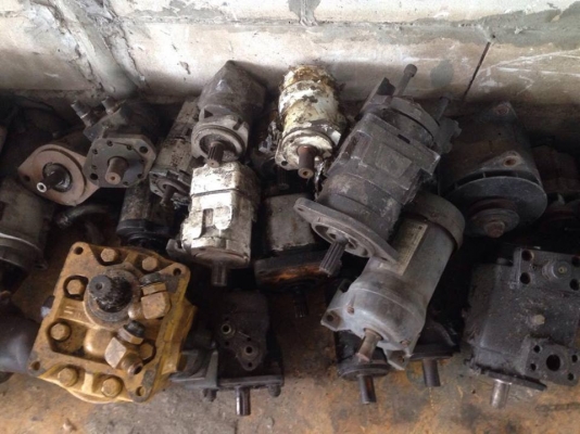 ขายไดร์หลายยี่ห้อครับ มีทั้ง6ล้อ ปิ๊กอัฟ 10ล้อ มาเลือกดูครับ เอามาเทียบดูไม่รู้ว่ายี่ห้อไหนมั้ง ลูกเล็ก 1000 ลูกใหญ่ 1800 ปั๊มไฮโดรลิคมีหลายขนาดลูกล่ะ 1000-1500