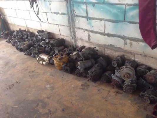 ขายไดร์หลายยี่ห้อครับ มีทั้ง6ล้อ ปิ๊กอัฟ 10ล้อ มาเลือกดูครับ เอามาเทียบดูไม่รู้ว่ายี่ห้อไหนมั้ง ลูกเล็ก 1000 ลูกใหญ่ 1800 ปั๊มไฮโดรลิคมีหลายขนาดลูกล่ะ 1000-1500