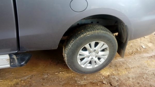 ขายยางขอบ17ครับใส่ มาสด้าโปร ยางมากับรถ