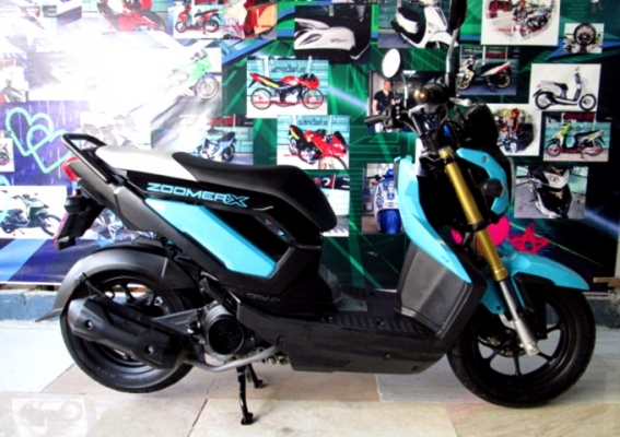 zoomer x  สีนํ้าเงินดำ ตัวใหม่ไมล์แดง เครื่องยนต์ 110 ซีซี.ระบบหัวฉีด PGM FI ประหยัดน้ำมัน แถม 3 รายการ 37900