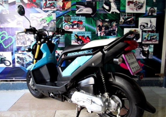 zoomer x  สีนํ้าเงินดำ ตัวใหม่ไมล์แดง เครื่องยนต์ 110 ซีซี.ระบบหัวฉีด PGM FI ประหยัดน้ำมัน แถม 3 รายการ 37900