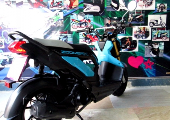 zoomer x  สีนํ้าเงินดำ ตัวใหม่ไมล์แดง เครื่องยนต์ 110 ซีซี.ระบบหัวฉีด PGM FI ประหยัดน้ำมัน แถม 3 รายการ 37900