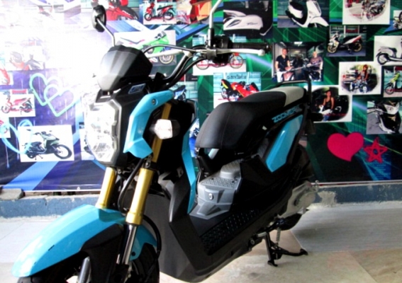 zoomer x  สีนํ้าเงินดำ ตัวใหม่ไมล์แดง เครื่องยนต์ 110 ซีซี.ระบบหัวฉีด PGM FI ประหยัดน้ำมัน แถม 3 รายการ 37900